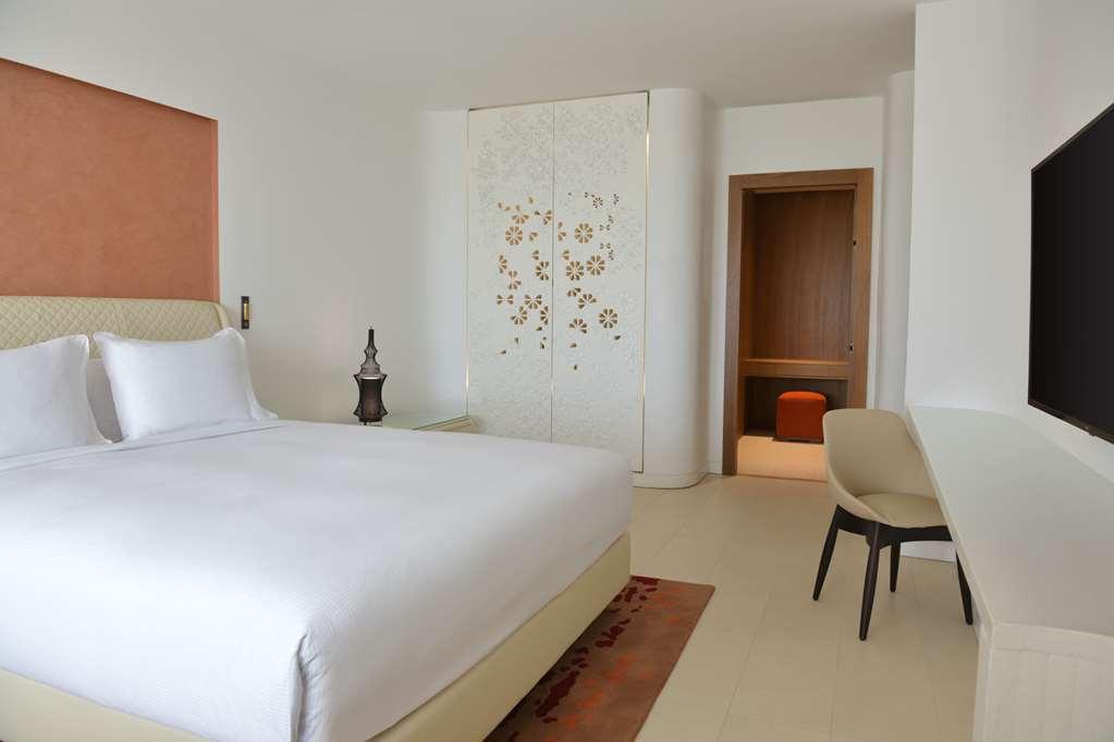 Hilton Bay & Hotel